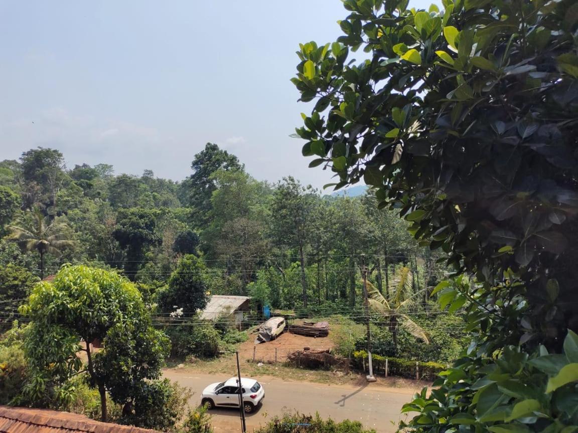 Green Land Estate Homestay 5 Rooms With Garden View 마디케리 외부 사진